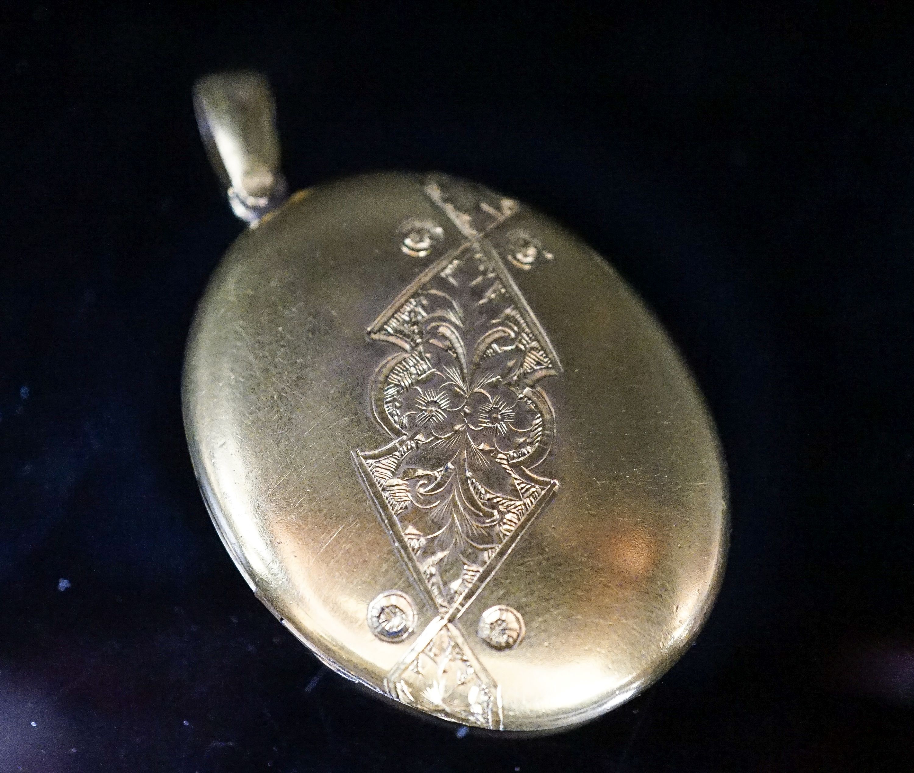 A Victorian engraved gilt metal oval locket, 44mm.